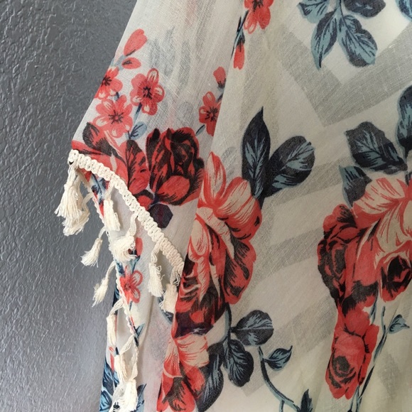 White Floral Tassel Kimono - Picture 5 of 6